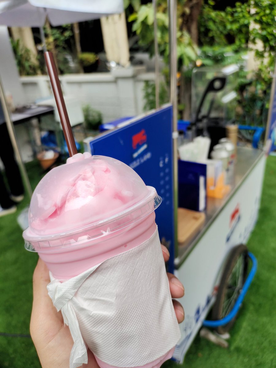 zenzer_kh's tweet photo. ผิดหวังมากคือถ้าเสียเงินกินนมแก้วละเกือบ 60 บาท แก้วควรจะมีโลโก้ให้ฉันถ่ายลงสตอรี่ไหมมมมม แต่นี้เหมียนแก้วละ 20 บาท
#thaiDenmark #ไทยเดนมาร์ค https://t.co/FBI1oCQfbT