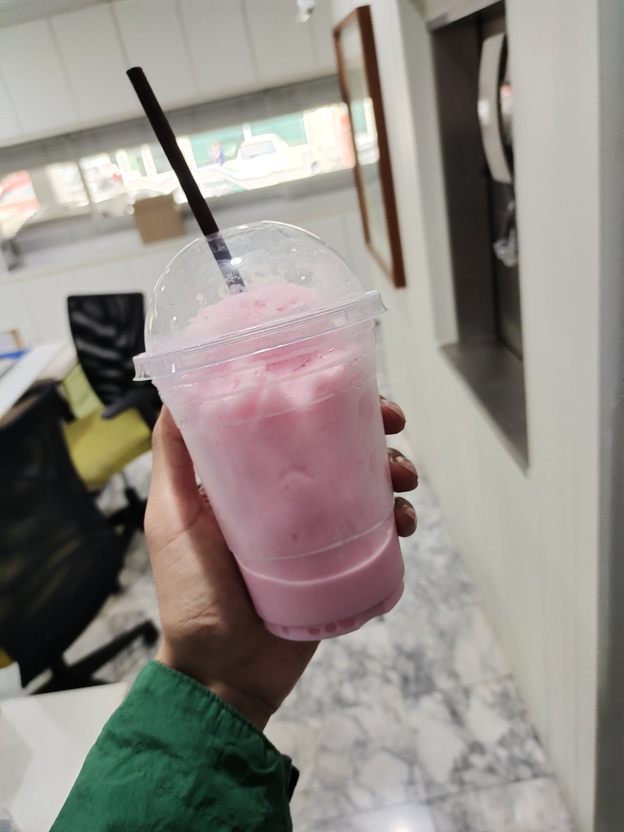 zenzer_kh's tweet photo. ผิดหวังมากคือถ้าเสียเงินกินนมแก้วละเกือบ 60 บาท แก้วควรจะมีโลโก้ให้ฉันถ่ายลงสตอรี่ไหมมมมม แต่นี้เหมียนแก้วละ 20 บาท
#thaiDenmark #ไทยเดนมาร์ค https://t.co/FBI1oCQfbT