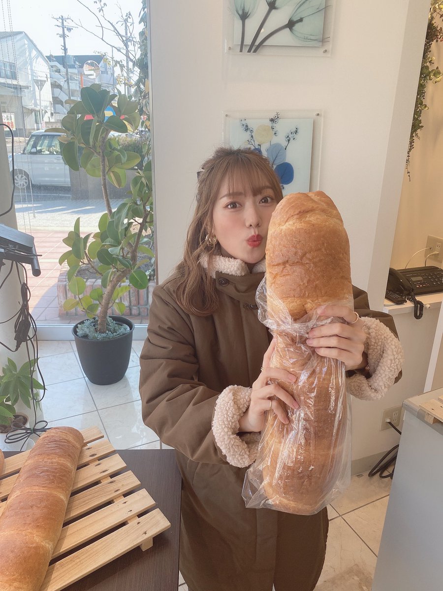 Yunpoli's tweet photo. 長さ60cmの巨大フランスパン❣️
.
.
.
.
.
岸和田グルメ開拓中です😊
#岸和田 #パリーパン #びっくり #フランスパン https://t.co/91rxlvrJcy