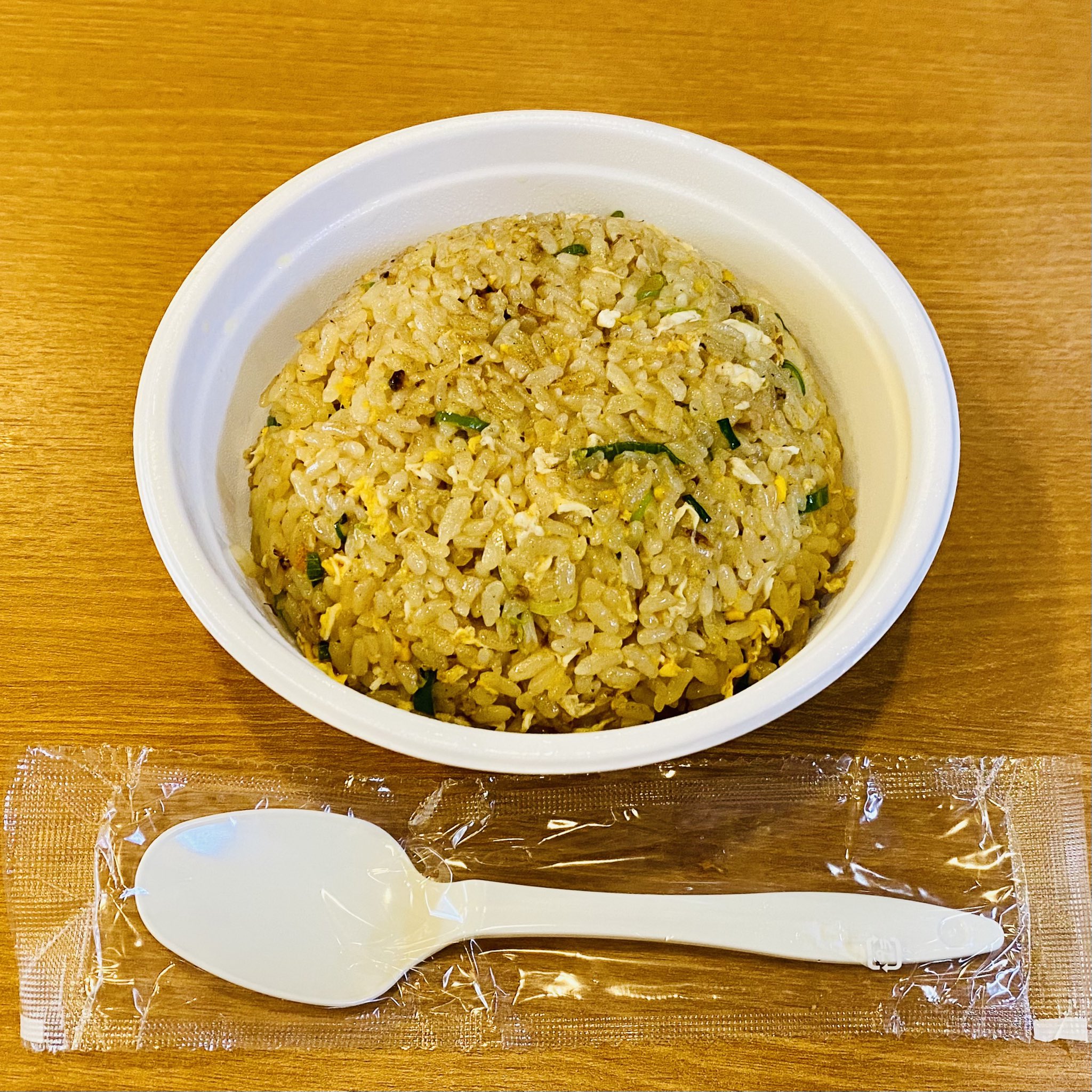 高槻塩元帥 たかつきしおげんすい 高槻塩元帥の脇です 皆様ご存じですか 外食を控えているお客様も 塩元帥の 美味しい焼き飯をお持ち帰りしてお家や車の中などで食べられるんです 冷めてしまったら フタを外し 電子レンジで温められるので熱々で