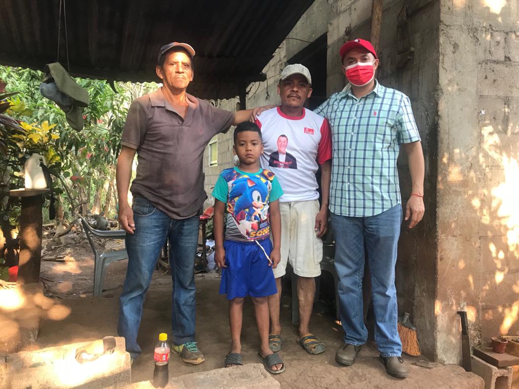 AlcaldeBoanerge's tweet photo. #Jucuarán 

Asi de especial es el cariño y respaldo que muestran los pobladores de la comunidad Espiritud Santo y La Cabaña hacia este servidor. Gracias por este fraterno recibimiento. ✌️🚩

#JucuaránAvanza
#BoanergeCarranza https://t.co/O4BejeV3IP