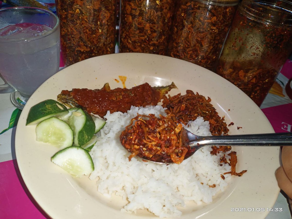 bynursyazwani's tweet image. Good morningggg shemuaaa orangg

Dah breakfast ke belum tu? 

Makan nasi lemak ni tak sempurna laa tak ada sambal bilis garing kann.. Barulah umphhh

#sambalbilisgaring
