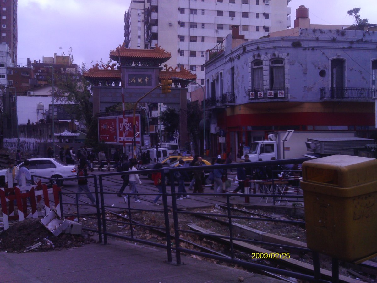 Arco de entrada al Barrio Chino. Avenida Juramento y Arribeños. Vista desde la estación de tren Belgrano C. Año 2009.