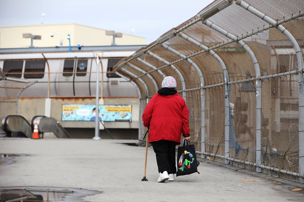 While number of riders who took BART to the Coliseum vaccination site today (the first day) was a bit low, staff on the ground expects more people getting vaccinated to take advantage of transit as the word gets out. Register for vaccine appointments:  https://myturn.ca.gov  – bei  BART to OAK Coliseum Station