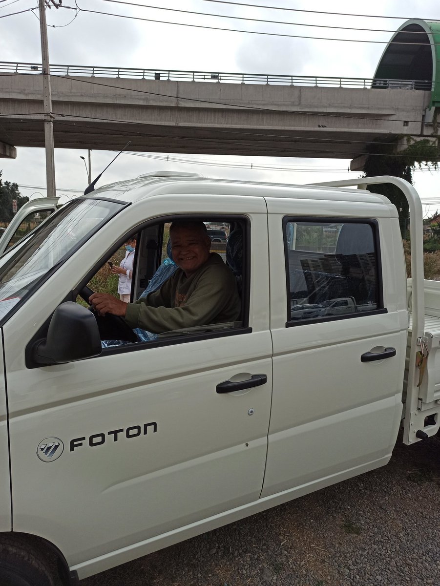 Después de 3 años de trabajo duro en Santiago de Chile gracias a Dios y a mi trabajo como maestro Pintor logré comprar mi camioncito 🖌️🇻🇪🇨🇱 a seguir trabajando ayúdenme con reteewd que ahora pintura flete y lo que salga porque hay que pagar 🖌️😸giro