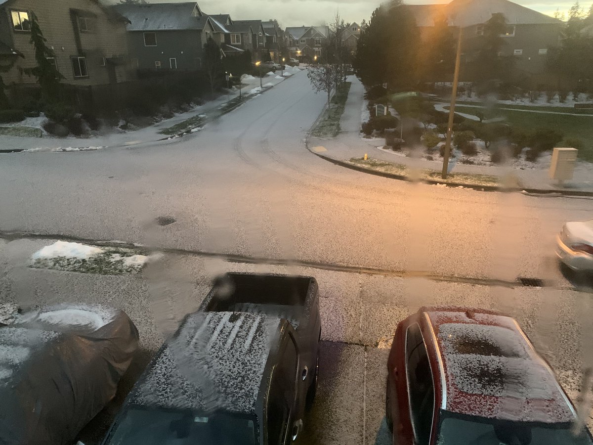 AmandaTogMom's tweet photo. @NWSSeattle Holy hail! https://t.co/2RA9hNRTnv