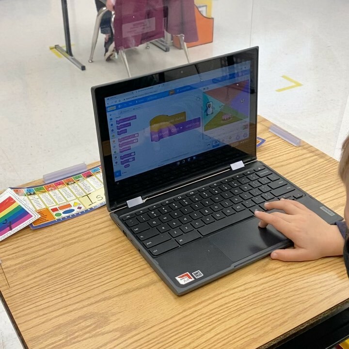 RoundHillES's tweet image. Ss in Mrs. Berg’s class jumping right into coding in #scratch #rhlcodes #lcpscodes #rhes21 instagr.am/p/CLYAQiSnPsZ/