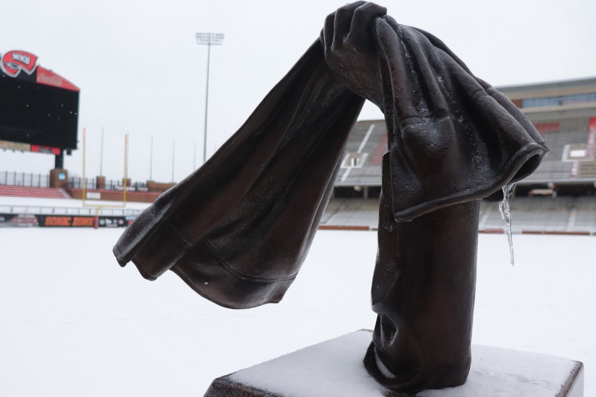 📸 // 🏟 // ❄️

— Brought to you by Mother Nature and Skipper, Bob

#GoTops | <a href="/wku/">Western Kentucky University</a>