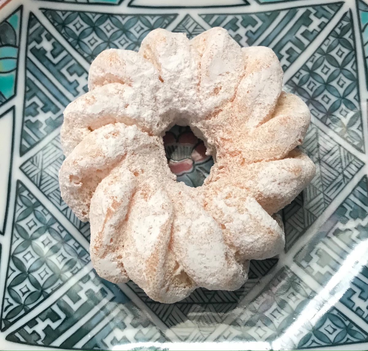 しょうたくん 矢木醤油 公式 クリスピークリームドーナツ の ミニクルーラー プレーンシュガー 日持ちのする工夫がされたドーナツなので しっとり感はないです 味はいいと思います