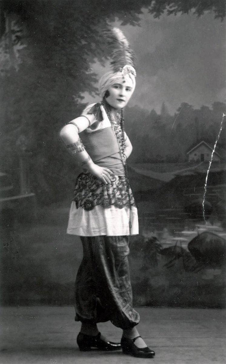 Se celebraban de manera similar, con diferencias muy puntuales. Para ver esta similitud les muestro una chica disfrazada para Purim (fiesta judía) en Polonia y unos hermanos disfrazados para la misma fiesta en Marruecos.