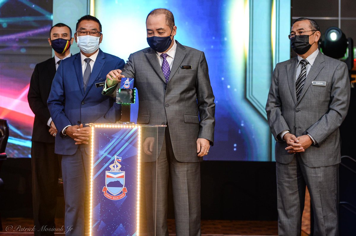 media_smj's tweet photo. Chief Minister Datuk Seri Hajiji Haji Noor doing the launching gimmick of PIPA during the Sabah Public Sector Innovation Award presentation ceremony at PPNS on Monday.

Winners of the top three awards (foreground) with Chief Minister Datuk Seri Hajiji Haji Noor and other VIPs. https://t.co/0sWN86ROiY