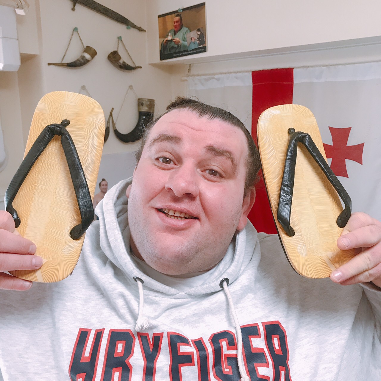 相撲情報誌 Tsuna 編集部 臥牙丸さんから今回プレゼントとして用意してもらったのはこちら 雪駄でございます サイズが小さくて未使用のまま眠っていたそうです 当日どなたかに当たりますよー 景品が当たるチケットは2 25までです お急ぎください