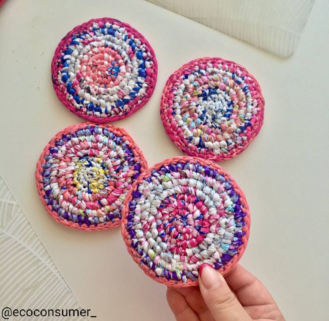 Coasters available 
 .
 Made of cork-based crocheted plastic bags, resistant to high temperatures 🌱
.
 The pack of 4 units 6mil
.
#creaenverde #plasticfree #reciclajecreativo #ecoproducts #crochet #ecocrochet #tejido #chilesinplásticos #noesbasura #zerowaste #cerowaste