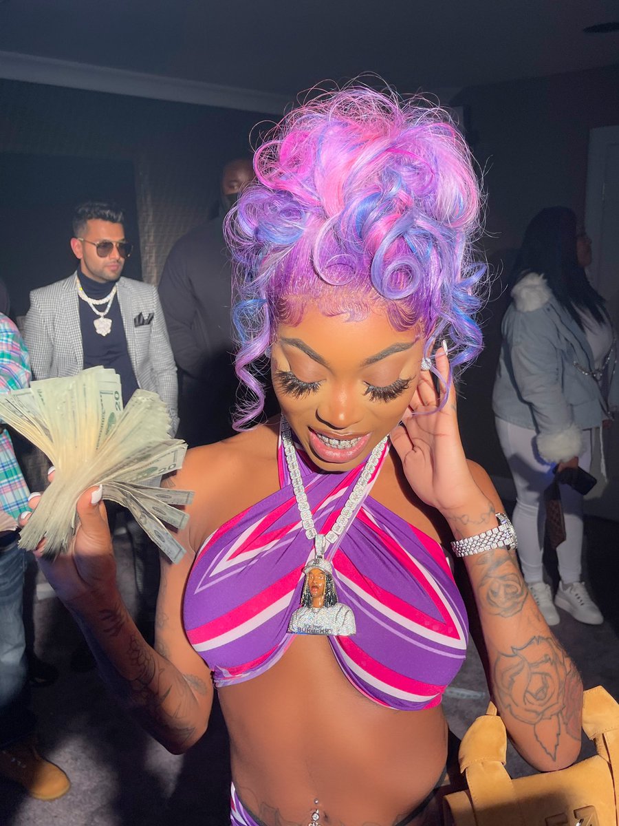 AsianDaBrattt's tweet image. SHITTING ON YOU HOES FASHO 🤣