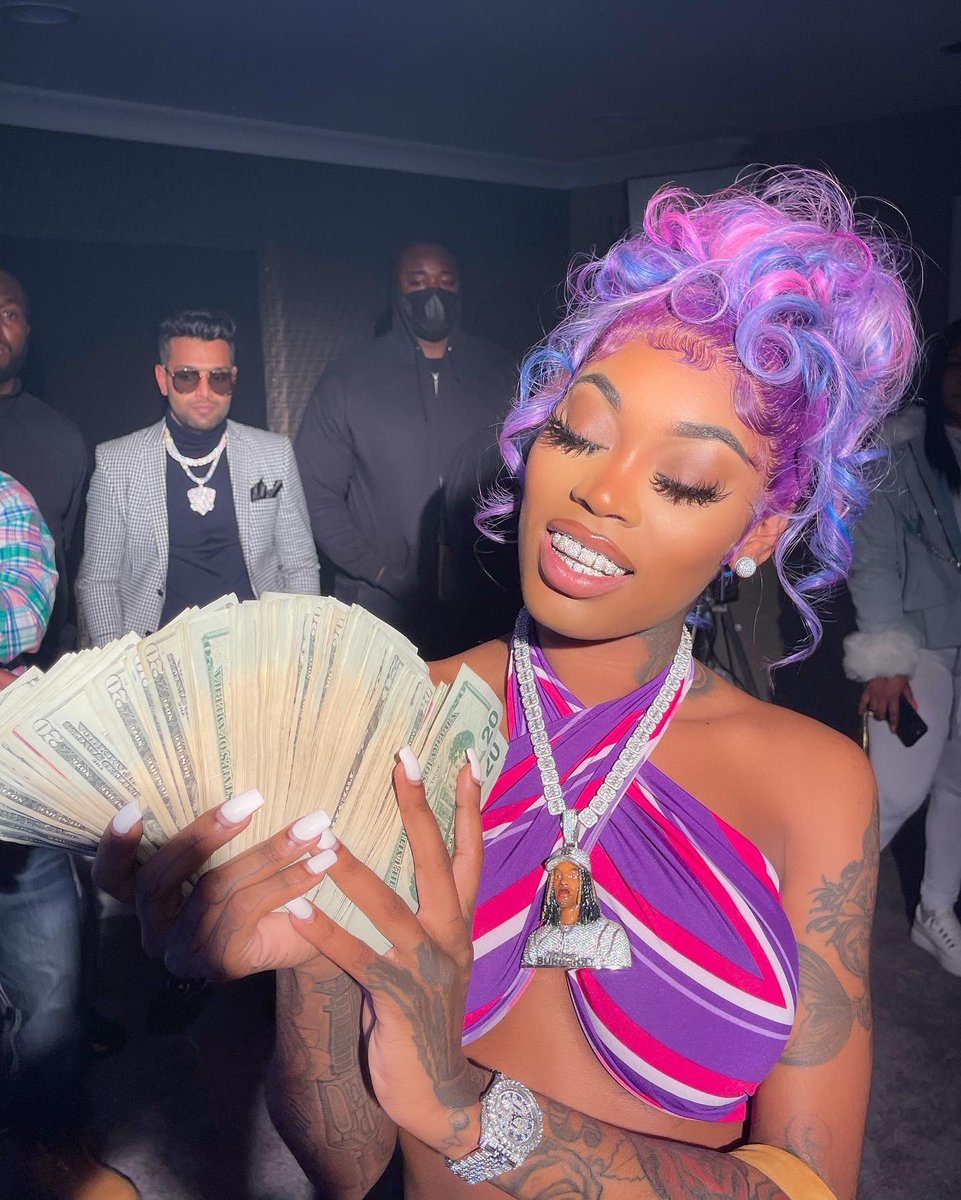 AsianDaBrattt's tweet image. SHITTING ON YOU HOES FASHO 🤣