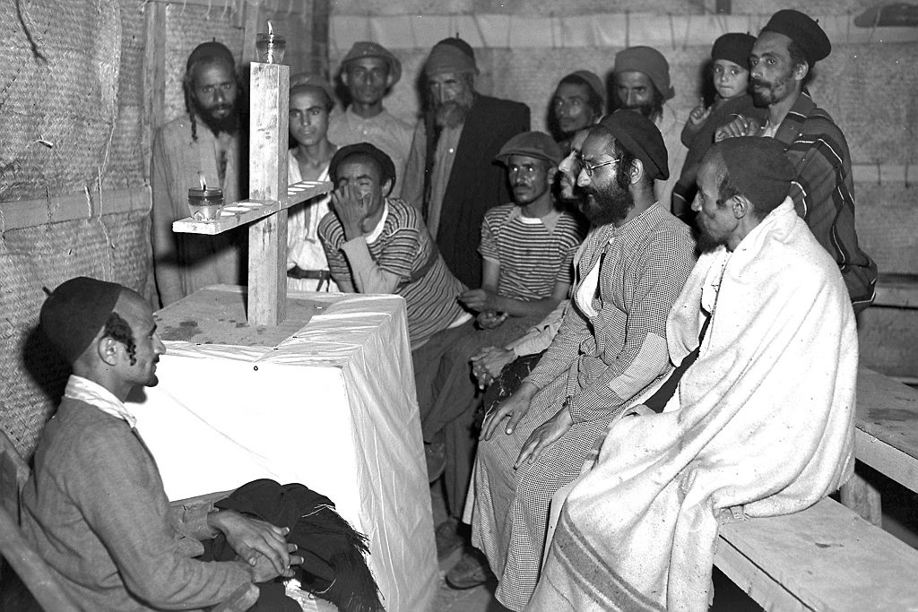 La cultura: Aquí se complica un poco la cosa. A partir de la diáspora varias comunidades judías fueron desarrollando culturas únicas. Aun así, hubo tradiciones y prácticas culturales que se mantuvieron universalmente. Las fiestas del judaismo, que tienen un carácter nacional, ->