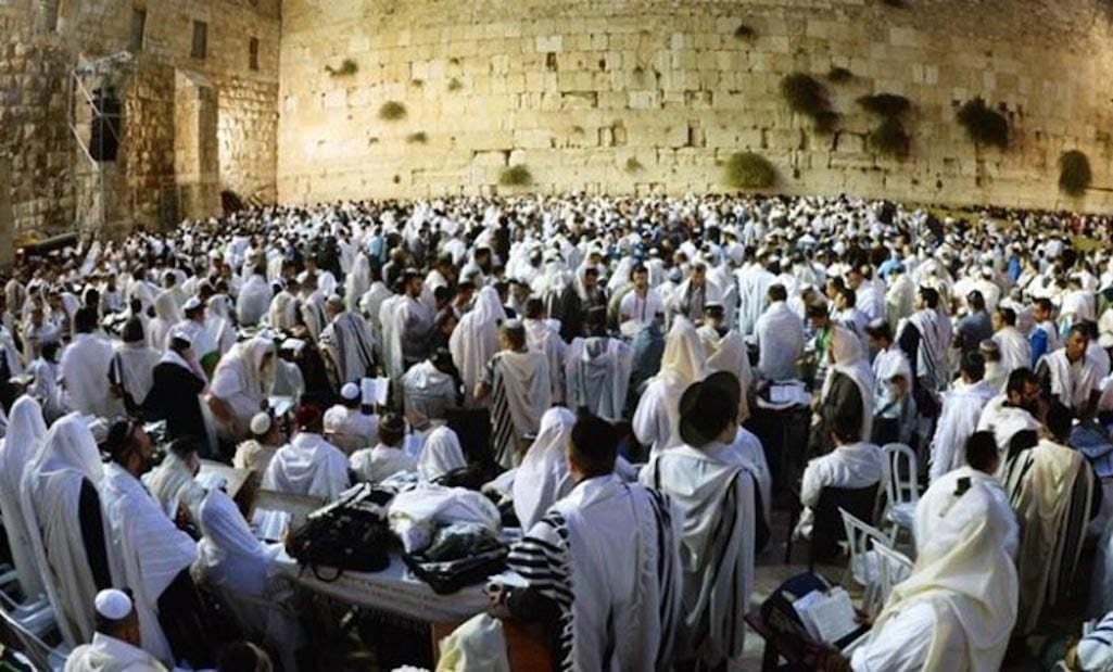 Una religión: Este concepto también es complejo de entender. En términos simples, el judaísmo también es una "religión étnica". Es la manera en la que un colectivo (los judíos) conectamos con nuestro D.os. Pero ¿Una nación puede tener una religión? Sí.