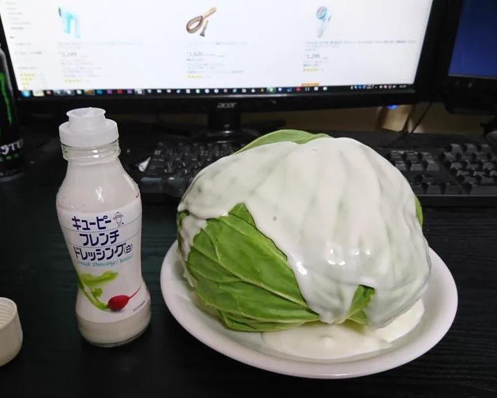 久しぶりに自炊したという、パンチが強すぎる写真が話題に！これは料理なのか！？