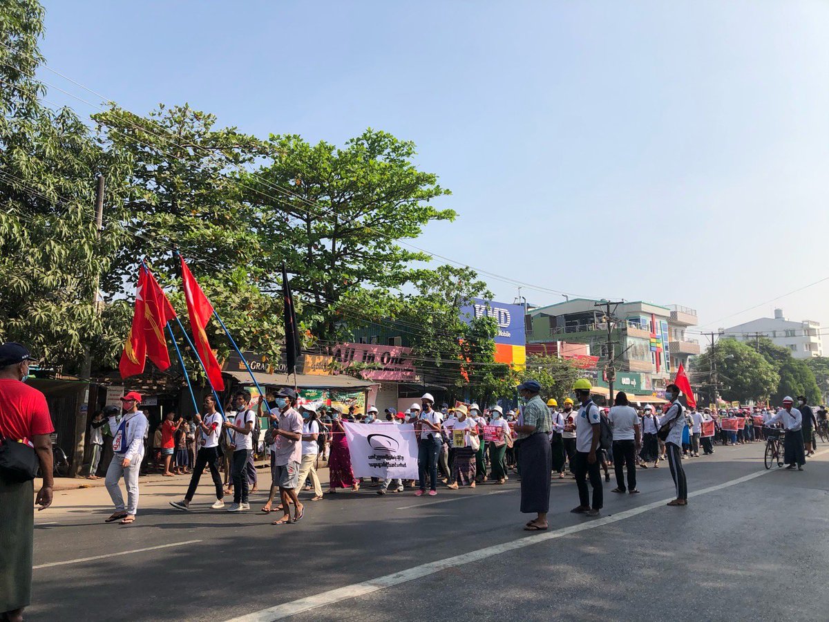 Today #Myanmar youth plan for a big protest. 
A cool strategy here!
People blocked protest zone with their cars pretending to be broken engine to prevent Military trucks. 

Polices r shocked to see thousands of cars broken in #Yangon

#RejectMilitaryCoup #WhatIsHappeningInMyanmar