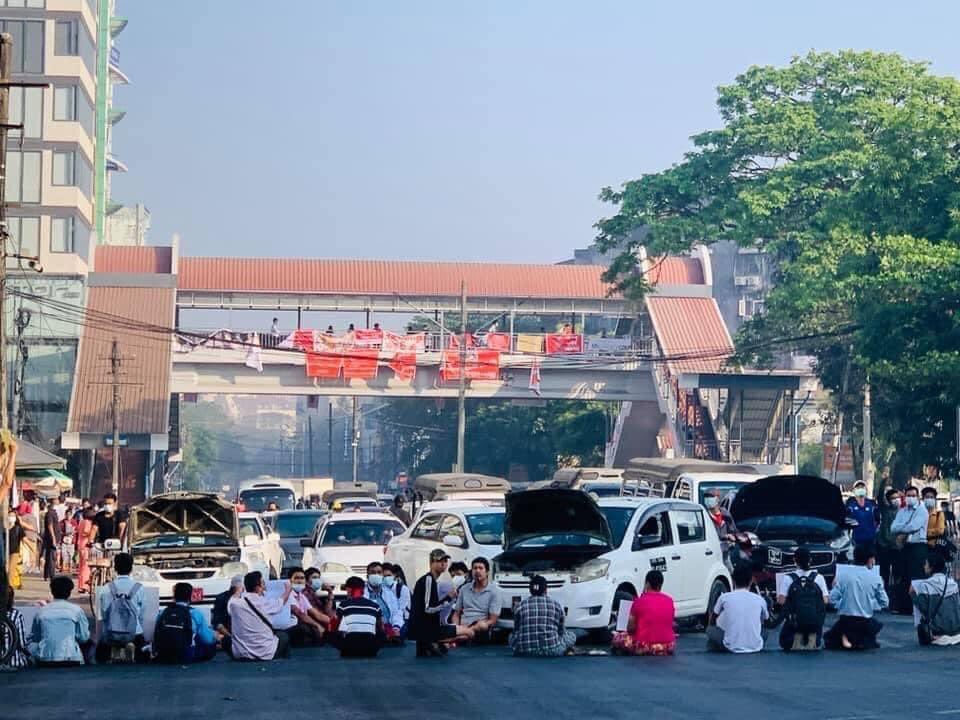 This morning, car engines are suddenly breaking down to prevent Military vehicles. 

MYANMAR NEEDS DEMOCRACY

#Feb17Coup
#WhatsHappeningInMyanmar