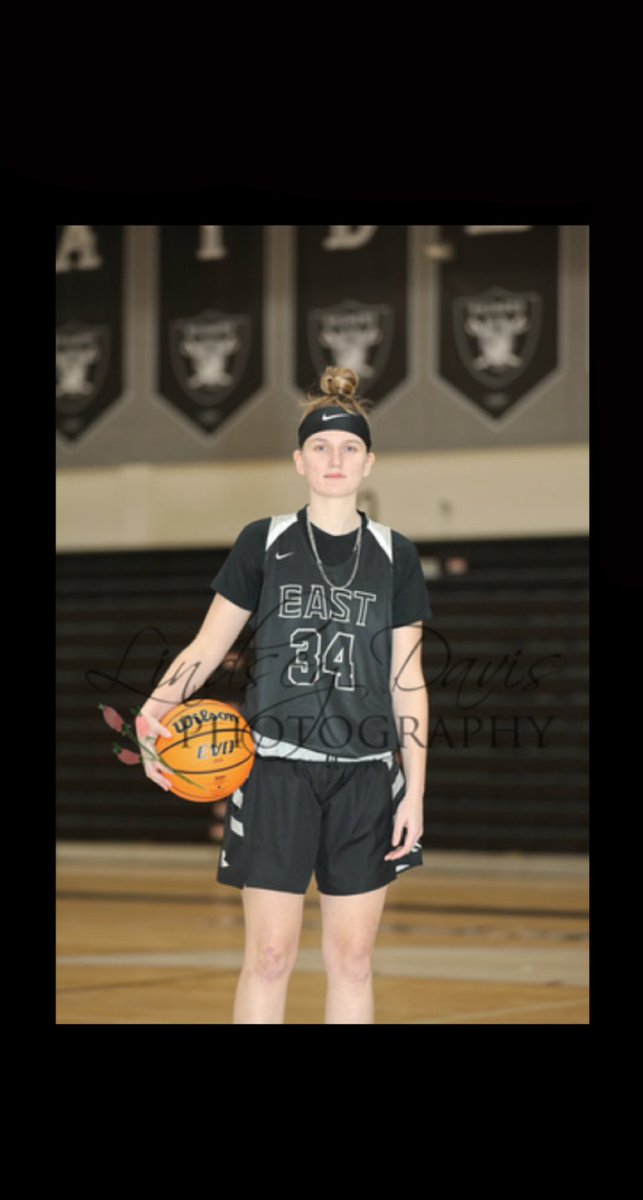 _itscynt's tweet photo. senior szn ✅🏀 thank you to coach black, burrell, and estes for pushing me to be not only a person but a basketball player🙏🏼❤️. thank y’all for the good times and this season. 2021 will forever be a great year! #34 out✌🏼🖤🤍 #seniorszn #2021 @EPRaiderball @casey_engler https://t.co/C8N7ATrKVx