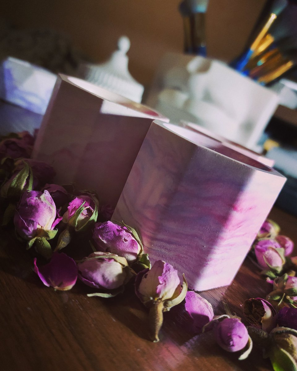 Dimitrash's tweet image. Малышки 💜#свечи