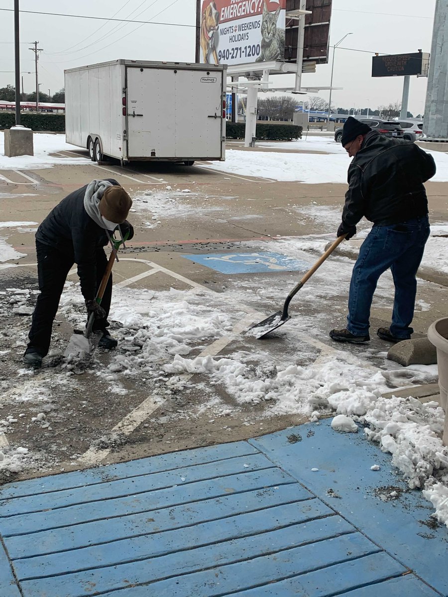 W5NGU's tweet photo. Special Thanks to DCARA and Denton ARES members Shawn KX7WTF and Kelly KC5AMT for helping to clear the snow blocking the county's only Animal ER-Denton County Animal ER A call for help went out and these two gentlemen jumped right up and served the community and its furry friends https://t.co/Gq21nSO2dL