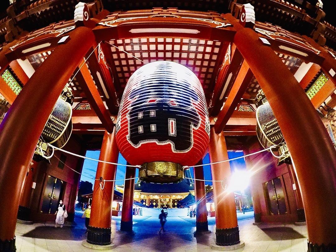 One of the four large lanterns in Sensoji Temple.
浅草寺にある4つある大提灯のひとつ。
📍Asakusa Tokyo

#japantraditional #japantemple #japanshrine #tokyotemple #tokyoshrine
#寺社巡り #photoaxgram #photoaddict #photoaesthetic　#ig_japan_ #tokyophoto
#東京観光
#東京旅行 #東京散歩