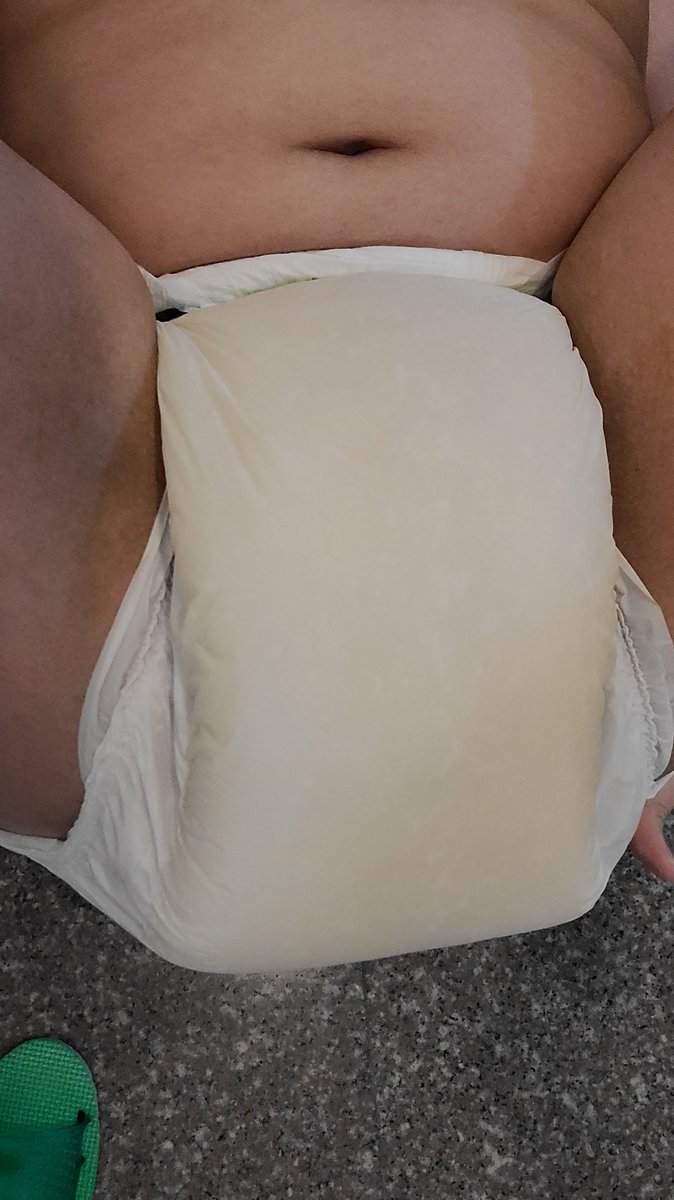 emeth_abdl's tweet photo. 下班了 經過12個多小時的洗禮
尿布變得超大包 連屁屁後面也都是尿尿
尿得太滿結果尿騷味都從縫隙中傳出來了 https://t.co/eB0uAZrJy7