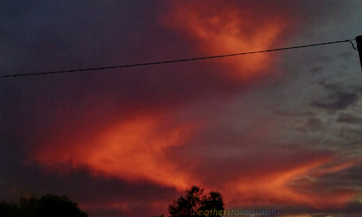 Johnted_113's tweet photo. 1/3 Burning sunset & moon last night.
.
@BOM_Vic @VicStormChasers #burningclouds #fieryclouds #burningsunset #fireysunset #fireysky #sunset #Melbournesunset #moon #melbourneweather #melbweather #Melbourne #melbournelockdown #melbournelockdown2021 https://t.co/Me6Lv7VMzE