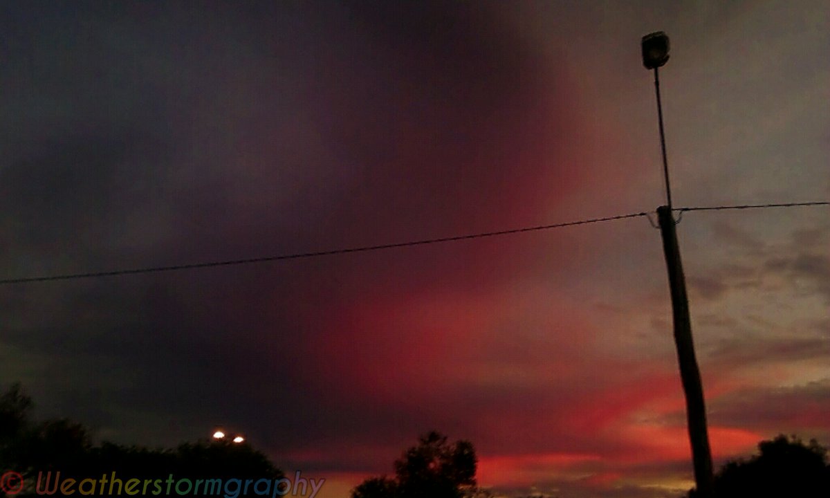 Johnted_113's tweet photo. 2/3 Burning sunset & interesting cloud last night.
.
@BOM_Vic @VicStormChasers #burningclouds #fieryclouds #burningsunset #fireysunset #fireysky #sunset #Melbournesunset #melbourneweather #melbweather #Melbourne #melbournelockdown #melbournelockdown2021 https://t.co/f2I3s40r1m