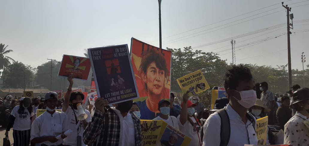 #Myanmar anti-#military protesters in #Bago as well with their demonstrations in unity with those in #Yangon &amp; across the country. Almost 2 weeks now of continuous daily protests despite police/military presence, warnings &amp; use of force against citizens #WhatsHappeningInMyanmar