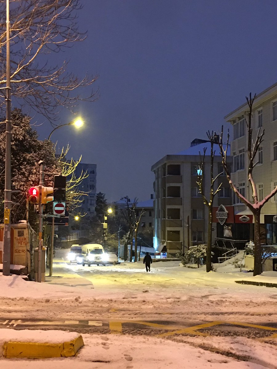 Acıbadem caddesi , saat 07:37 ve milyonlarca İstanbullu gibi işe gitmeye çalışıyorum. Diğer ilçeleri düşünemiyorum bile. @ibbBeyazmasa  halk pankarta değil çalışmaya oy verir bunu unutmayın!