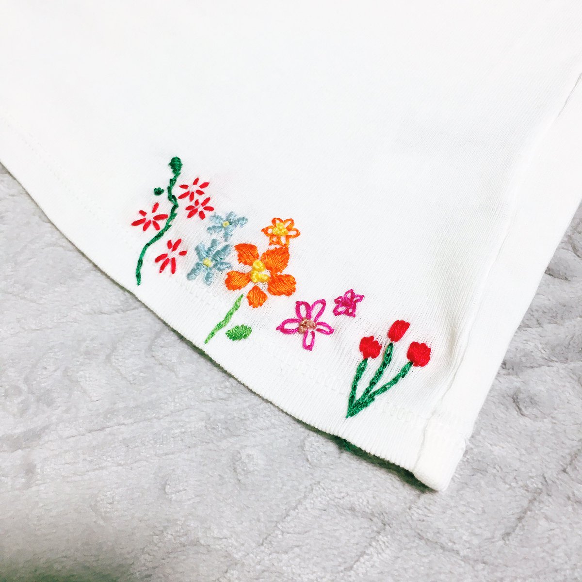 hmd1995s's tweet photo. お初のフランス刺繍〜♡
めちゃ下手だし自己流だけど楽しい！🥺 https://t.co/TGH00vZJ59