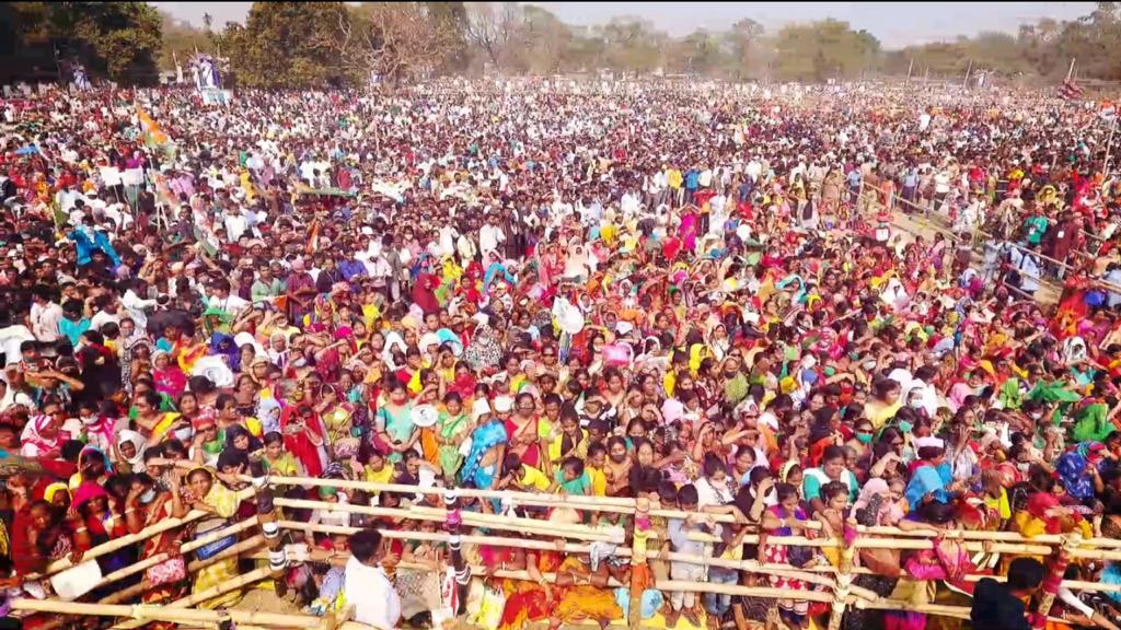 bibi_mla's tweet photo. Those who said that PM Modi’s public rally was big, should have a look at the sea of people who attended Mamata Banerjee’s rally in the same ground in Hooghly today!
#BanglaNijerMeyekeiChay https://t.co/huR4EuewGt