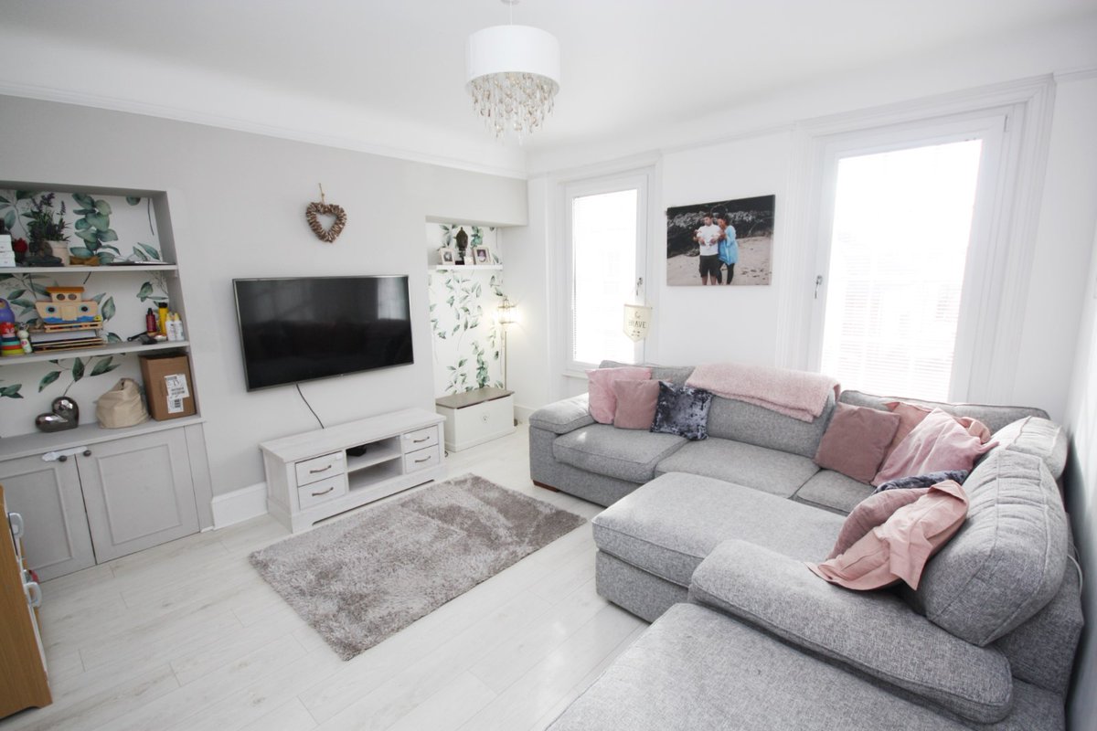 BenestEstates's tweet photo. **NEW INSTRUCTION***

Qualified/Entitled  £380,000 St Helier

Top floor maisonette apartment
Tastefully modernised
2 double bedrooms
Spacious lounge/kitchen/diner
One of only 3 in the building
Town location, walk to work
https://t.co/4VLNpNz2xz 💚 https://t.co/RZ05rYUjzv