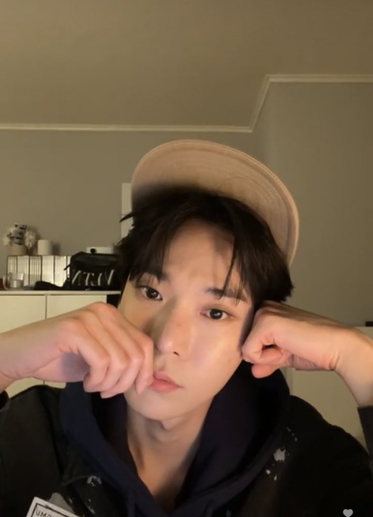 มีคนเม้นถามว่าโดยองกินอะไรเข้าไปหรอถึงน่ารักขนาดนี้ โดยองบอกขอบคุณนะ เธอก็น่ารักเหมือนกัน แล้วเธอล่ะกินอะไรเข้าไปถึงน่ารักขนาดนี้ กุ😭😭😭😭