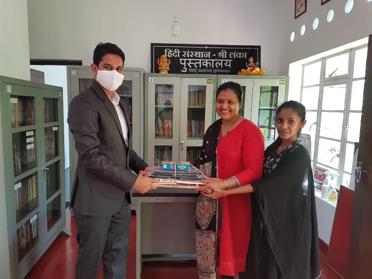 AhciKandy's tweet photo. Continuing our outreach to educational institutes, Hindi language books, teaching and reference materials were gifted to 17 schools in Kandy, Kurunegala and Kegalle districts of Central &amp; Sabaragamuwa  Provinces. 
@MEAIndia @IndianDiplomacy @EduMinOfIndia https://t.co/rK0pIa3BdD