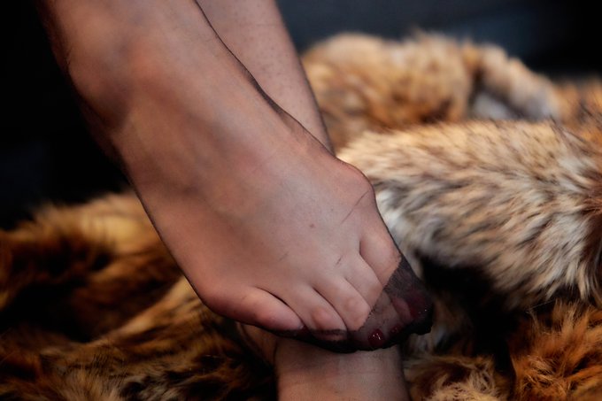 Hello, my feet addicts! 🔥

#nylons #stockings 
@rt_feet #nylonstockings #nylonlover #nylonqueen #NylonGoddess