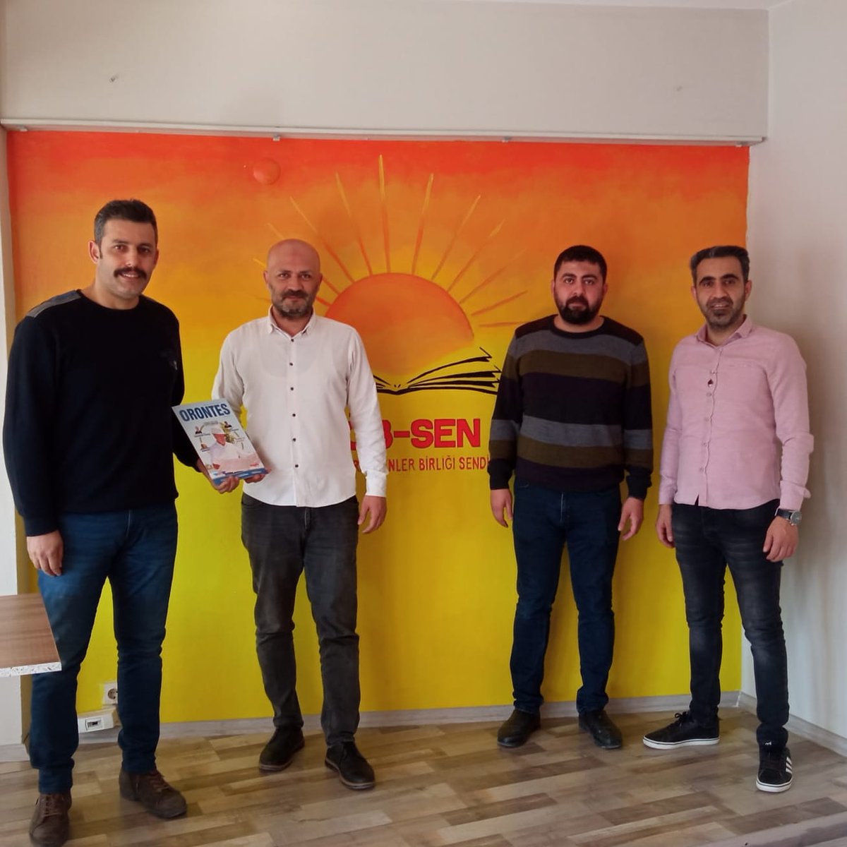orontesdergi's tweet photo. Tüm Öğretmenler Birliği Sendikası (TÖB-SEN) ziyaretimizde, sendikanın çalışmaları ve dergimiz hakkında samimi bir sohbet gerçekleştirdik.Güzel karşılaşmalarında dolayı TÖB-SEN Gn Bşk. sn.Deniz EZER'e,Gn.Sekreter sn.Hizam Hasırcı'ya ve yönetim kurulu üyelerine çok teşekkür ederiz. https://t.co/swDCFiN6X2