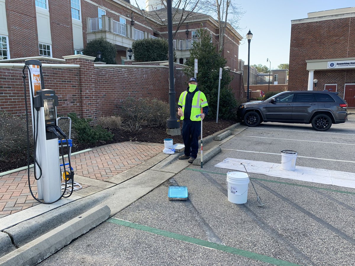 ToHollySprings's tweet photo. We’re taking advantage of this dry weather to paint the electric vehicle charging station area beside Town Hall. The station is expected to reopen tomorrow.

Staff also is painting a new charging station area in the downtown parking deck, expected to open in the near future. https://t.co/pwFPUG1PQc