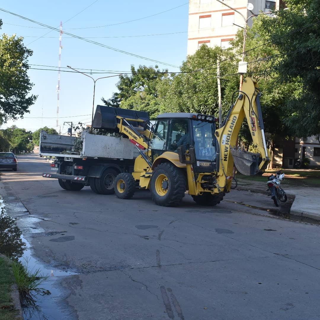 ServPublicMerce's tweet photo. LIMPIEZA URBANA

Día tras día el personal del equipo de limpieza urbana realizan la recolección de ramas y residuos en las diferentes zonas de la ciudad.
Seguimos trabajando para hacer de Mercedes una ciudad más limpia linda y sustentable. #CiudadDeTodos https://t.co/zMgASW7cpv