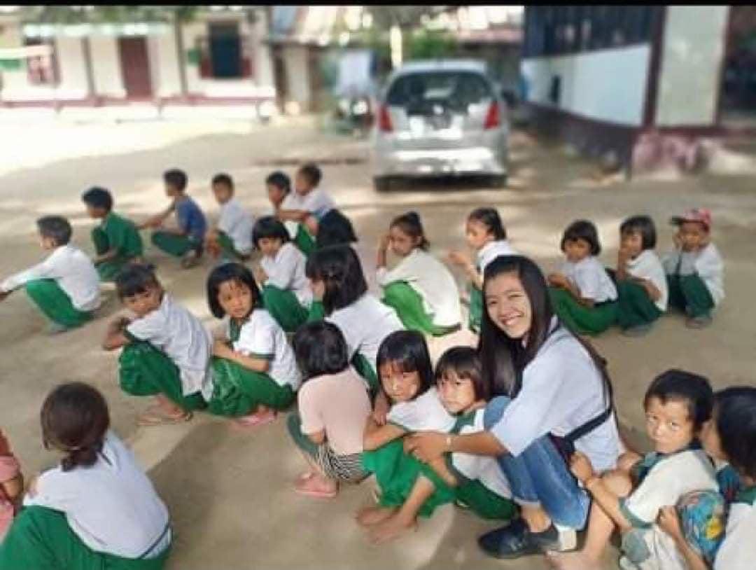 zawmoeshinn's tweet photo. A teacher was arrested in Kengtung township on Feb 9 for protesting against military coup. Her family doesn’t know where she was taken to. It’s been 15 days and no one knows where she is. Our lives are not safe anymore. #WhatsHappeninglnMyanmar @RapporteurUn https://t.co/HSfyhVva3x