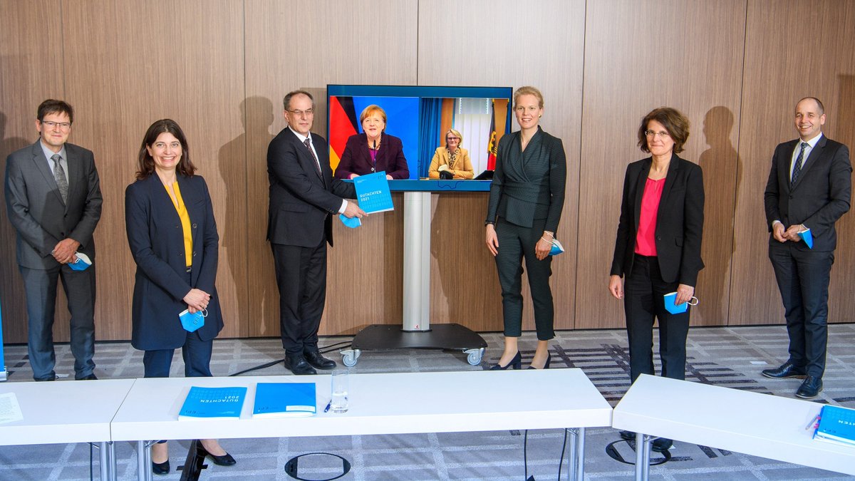 EFI_Kommission's tweet photo. @EFI_Kommission übergibt das #EFIGutachten2021 an Bundeskanzlerin Angela #Merkel.
Link zum Gutachten: https://t.co/PrqoE5pdxO https://t.co/U1Isquvg3q