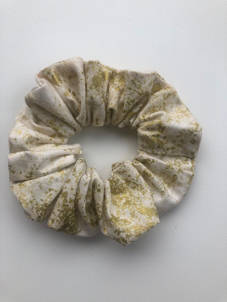 RobinIlexStudio's tweet photo. Scrunchies scrunchies scrunchies! These and many more will be listed on my Etsy on Friday for Bristol Market’s online market, a #LGBTHM21 special.
20% of the money made from my scrunchies will go to my amazing friend’s transition crowdfund. 💖🏳️⚧️
#scrunchies #etsy #queermaker https://t.co/2LRadEaDmj