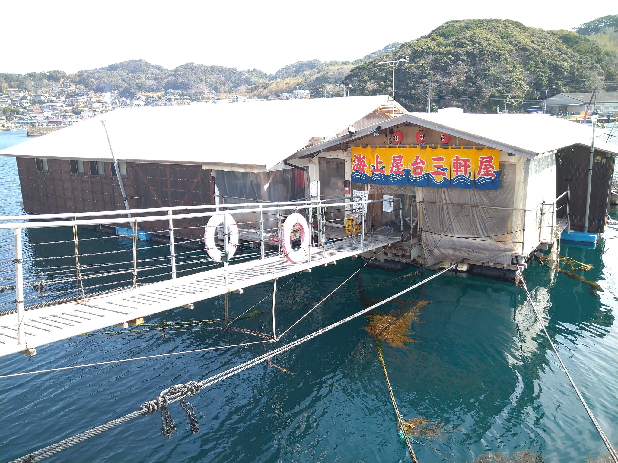 上妻コウ 長崎県の鷹島で釣り を 残念ながらボウズ 釣れないし寒過ぎてキャンピングカーで焼酎のお湯割を と云うことで道の駅で鮪の解体ショーでお土産買って違う港にあった筏の食事処で美味しく昼食を頂いて帰途につきました 鷹ら島 鮪の解体ショー