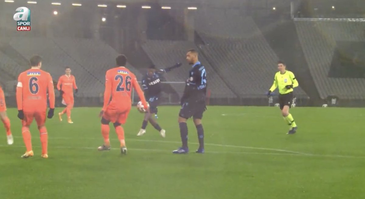 Yaşar Kemal kim diye sorarlarsa, bu fotoğrafı gösterirsiniz. 🤬
#FenerinAskeriYaşarKemal Trabzonspor - Fenerbahçe
Rıdvan Göztepe Alex de Souza https://t.co/pAkYETX7wT