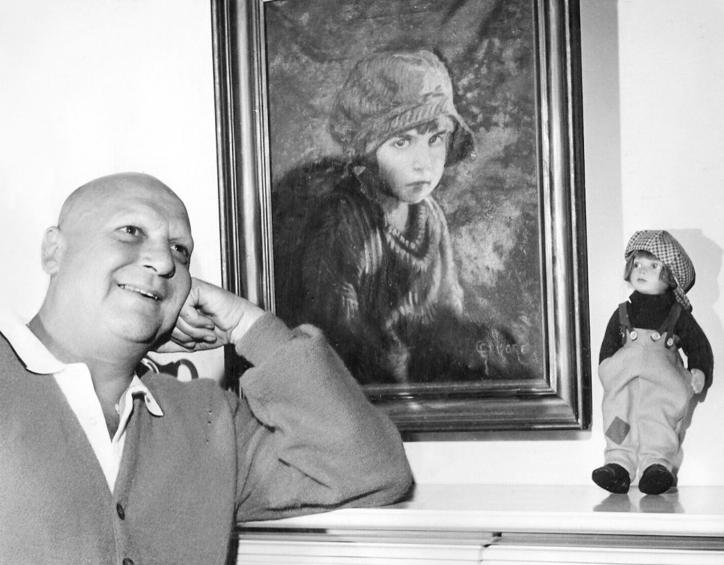 Un adulto #JackieCoogan posando junto a un retrato y un muñeco suyo de cuando de crío coprotagonizó #ElChico de #CharlesChaplin.