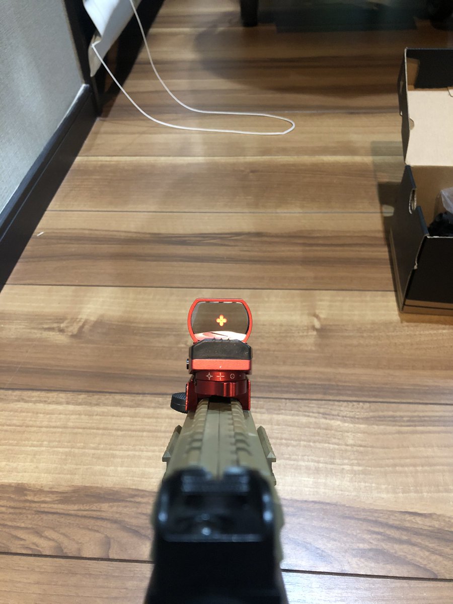 bacachin138's tweet photo. 超乱視の僕ちゃんドットが実際には写真のピンボケより10万倍ボケて見えるので意味なし。
#サバゲー #サバイバルゲーム
#MP5KHC
#ドットサイト #ぴんぼけ #乱視 https://t.co/9AfOrNFFgS