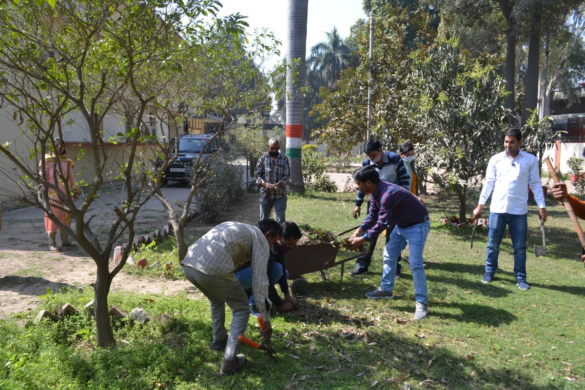 igmrihapur's tweet photo. Cleaning of garden and disposal of organic waste released in compost pit at IGMRI Hapur.
#Swachhtapakhwada #IGMRI
@fooddeptgoi https://t.co/3ewQ1UHmF2